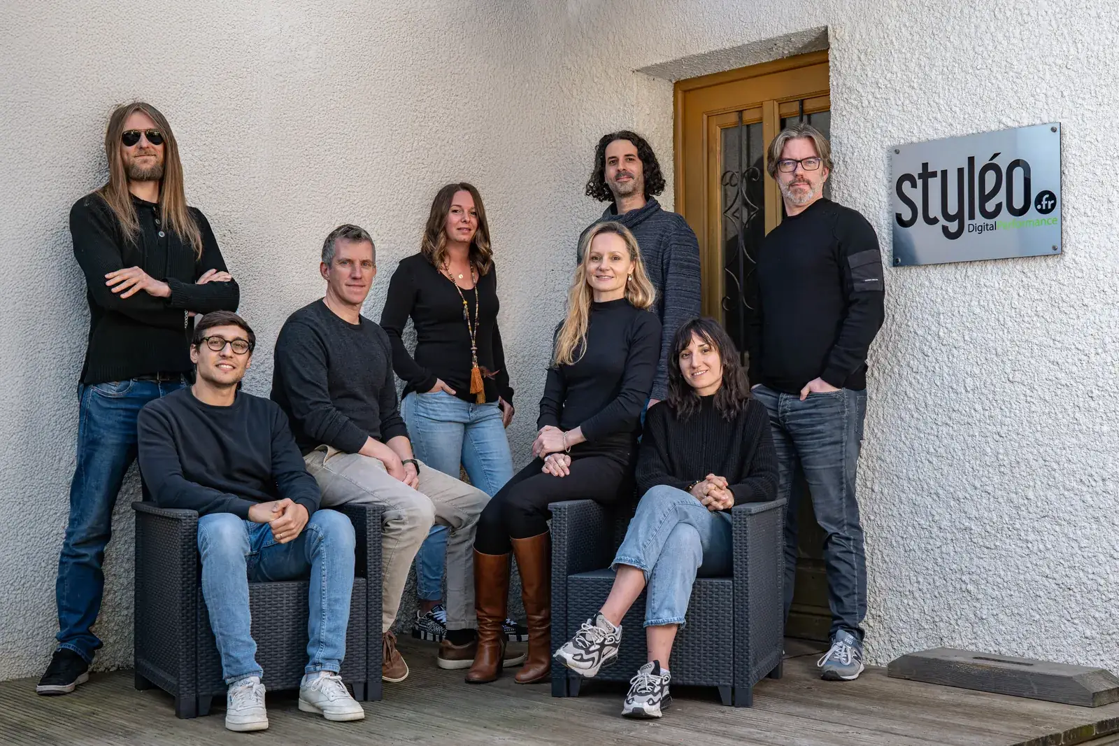 L'équipe Styléo réunie devant l'entrée de l'agence